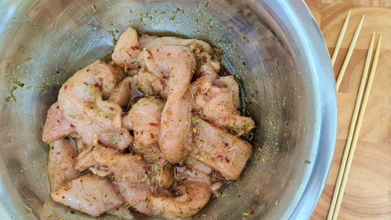 שיפודי חזה עוף למנגל מתובלים בתערובת ג'ולוף, מעדן עוף מהמטבח האפריקאי