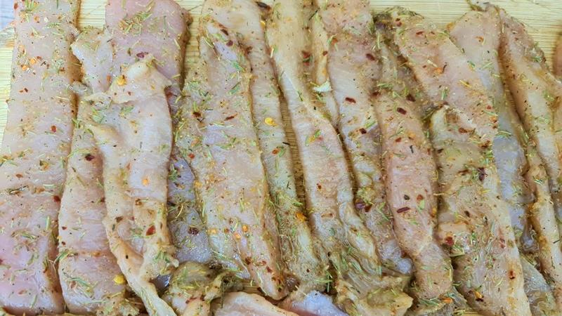 שיפודי חזה עוף למנגל מתובלים בתערובת ג'ולוף, מעדן עוף מהמטבח האפריקאי