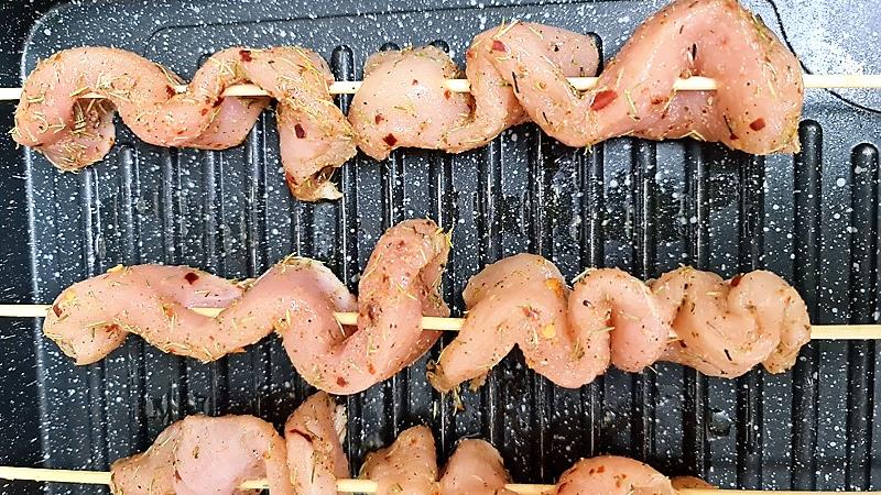 שיפודי חזה עוף למנגל מתובלים בתערובת ג'ולוף, מעדן עוף מהמטבח האפריקאי