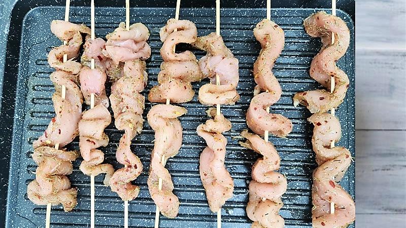 שיפודי חזה עוף למנגל מתובלים בתערובת ג'ולוף, מעדן עוף מהמטבח האפריקאי