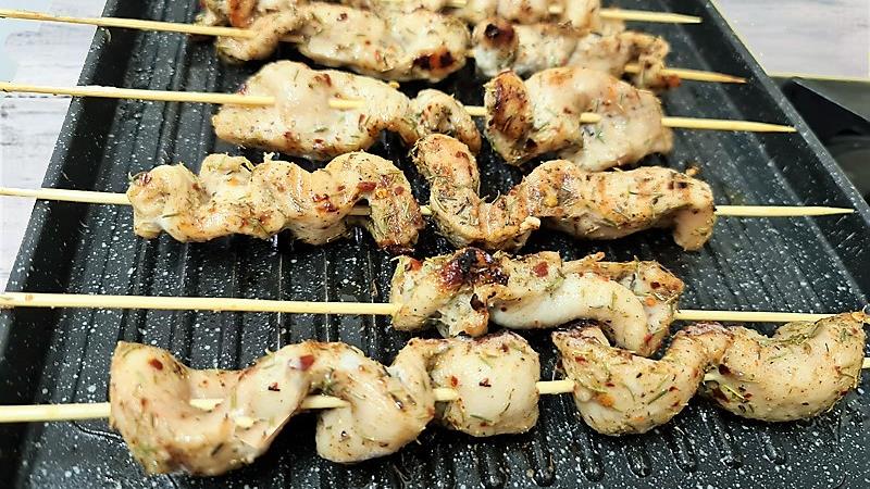 שיפודי חזה עוף למנגל מתובלים בתערובת ג'ולוף, מעדן עוף מהמטבח האפריקאי