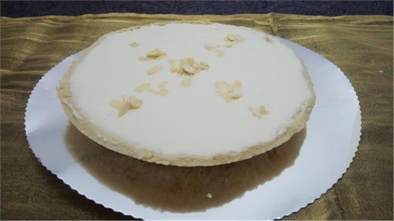 עוגת שקדים ושמנת חמוצה