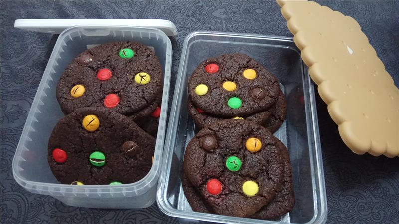 עוגיות שוקולד עם עדשים צבעוניות