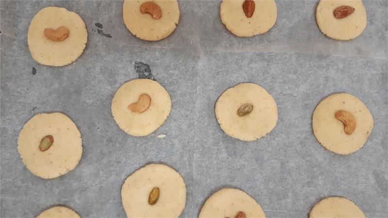 עוגיות סולת עם אגוזים