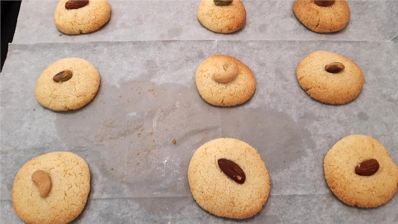 עוגיות סולת עם אגוזים