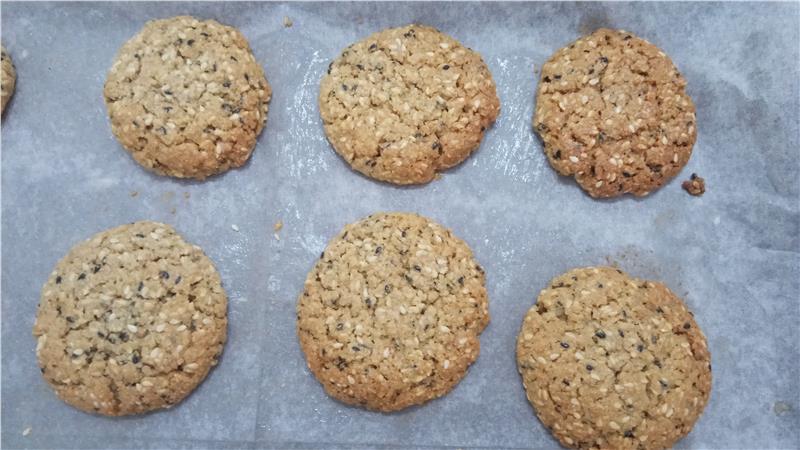 עוגיות שיבולת שועל עם שומשום ודבש