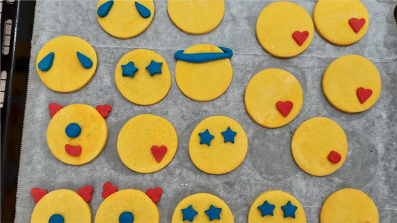עוגיות סוכר אימוג'י לחג הפורים הכי מגניבות וטעימות