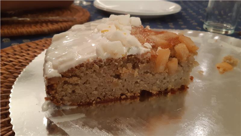 עוגת שקדים ותפוחים מקושטת בקוקוס