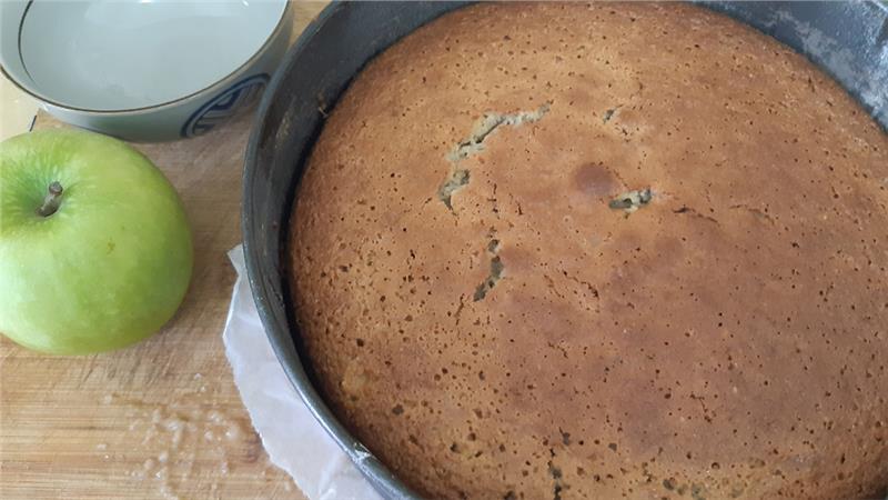 עוגת שקדים ותפוחים מקושטת בקוקוס