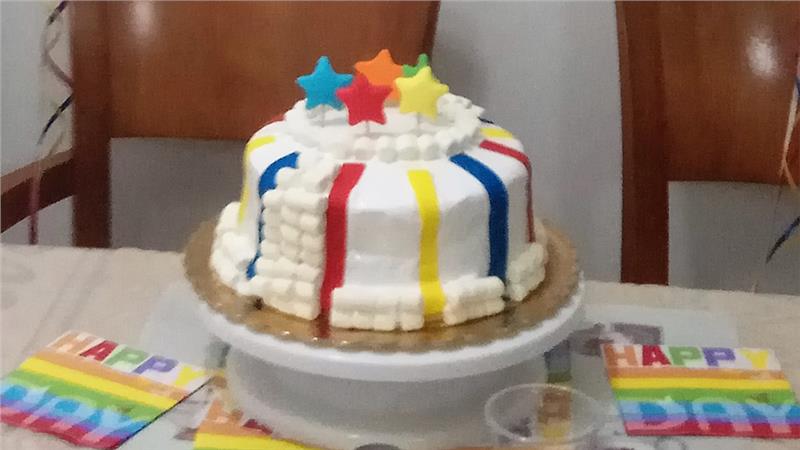 עוגה מקושטת בכוכבים