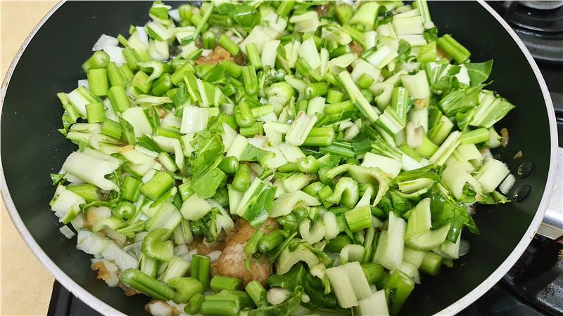 חזה עוף עם סלרי ועלי מנגולד