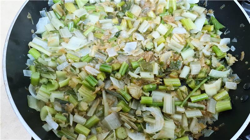 חזה עוף עם סלרי ועלי מנגולד