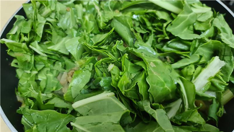 חזה עוף עם סלרי ועלי מנגולד