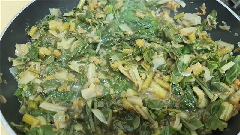 חזה עוף עם סלרי ועלי מנגולד