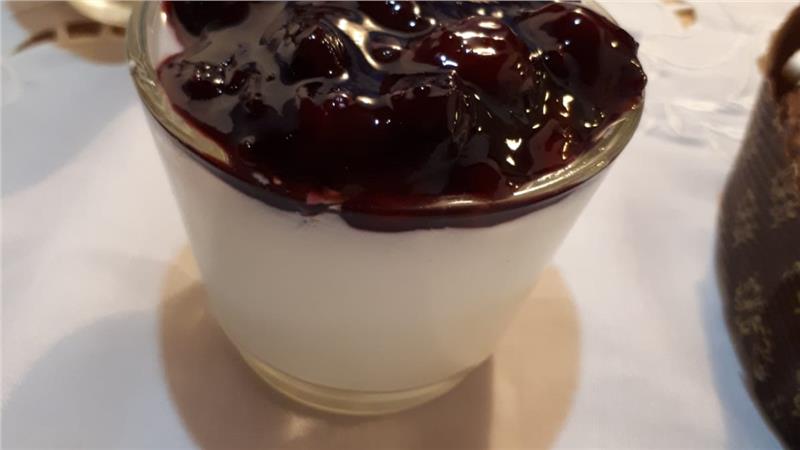 פנה קוטה אלוהית מעוטרת ברוטב פירות יער