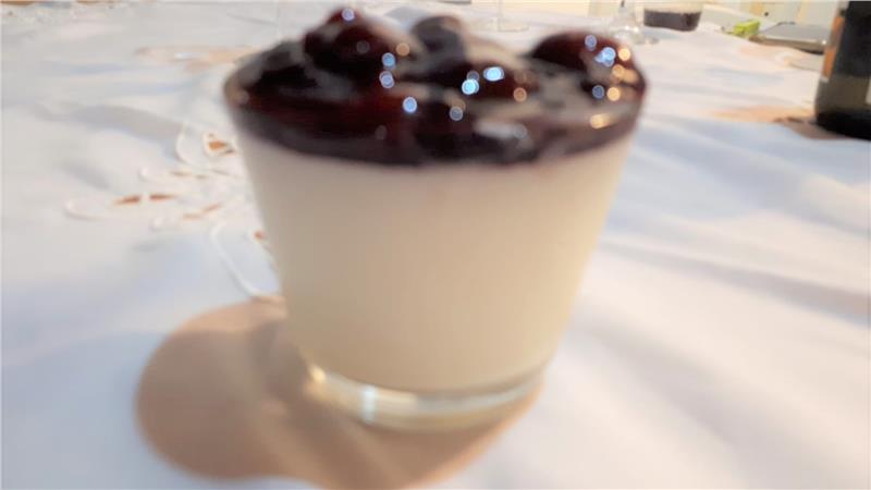 פנה קוטה אלוהית מעוטרת ברוטב פירות יער