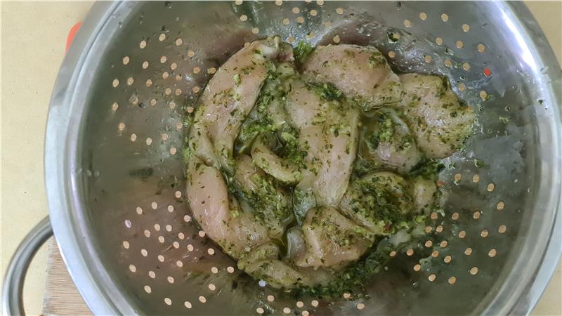 חזה עוף בעשבי תיבול ושום טעים טעים