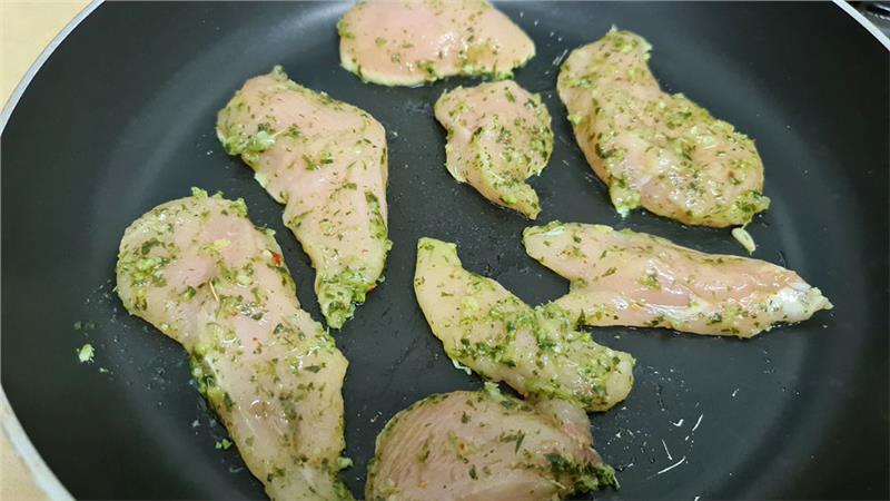 חזה עוף בעשבי תיבול ושום טעים טעים