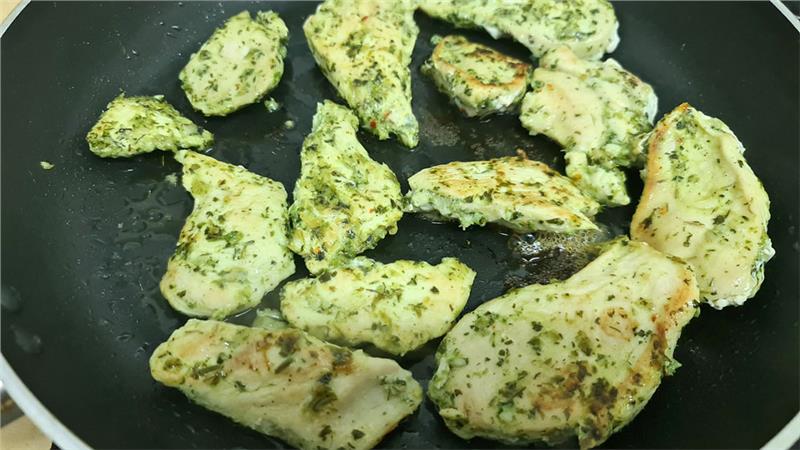 חזה עוף בעשבי תיבול ושום טעים טעים