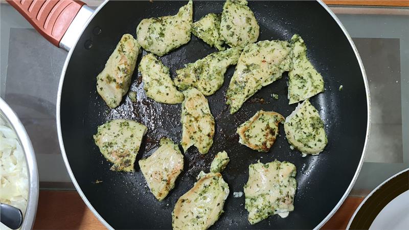 חזה עוף בעשבי תיבול ושום טעים טעים