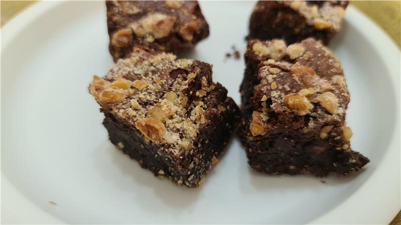 בראוניז עסיסים עם אגוזי לוז