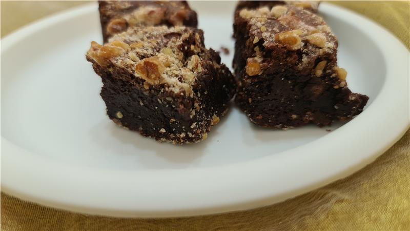 בראוניז עסיסים עם אגוזי לוז