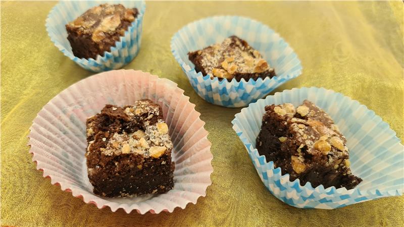 בראוניז עסיסים עם אגוזי לוז