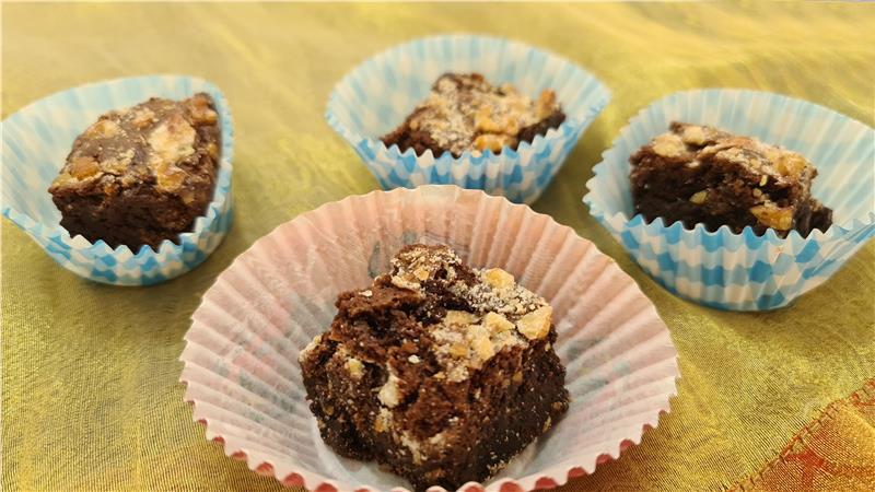 בראוניז עסיסים עם אגוזי לוז