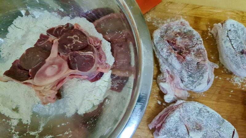 אוסובוקו קלאסי עם יין לבן