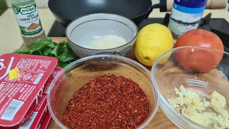 במיה ברוטב עגבנית, הגרסה הפקיסטנית