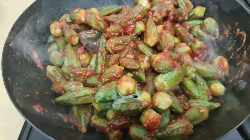 במיה ברוטב עגבנית, הגרסה הפקיסטנית