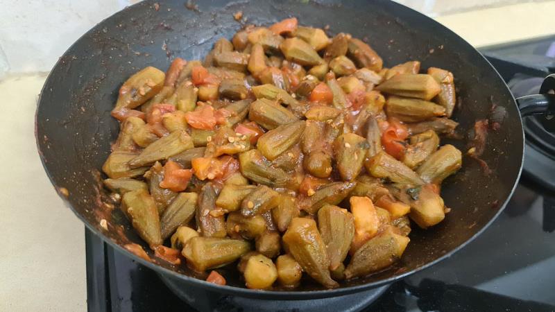 במיה ברוטב עגבנית, הגרסה הפקיסטנית