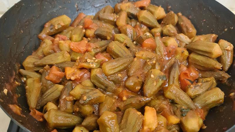 במיה ברוטב עגבנית, הגרסה הפקיסטנית