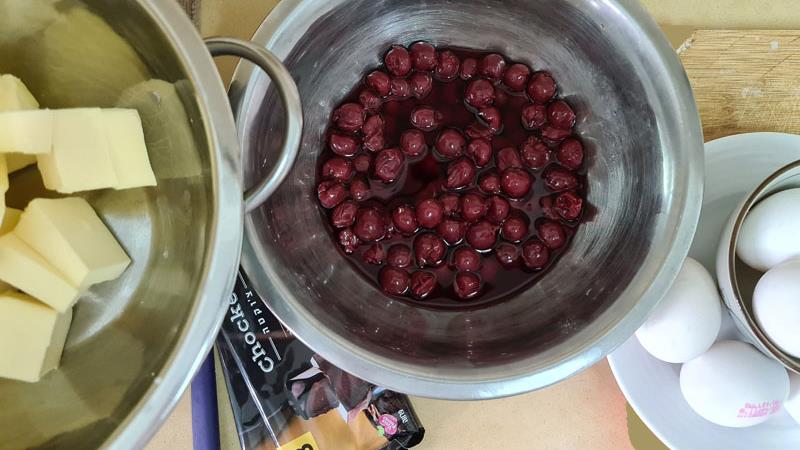 עוגת דובדבנים עם שוקולד, עוגת שוקולד עם דובדבנים בחושה ונהדרת