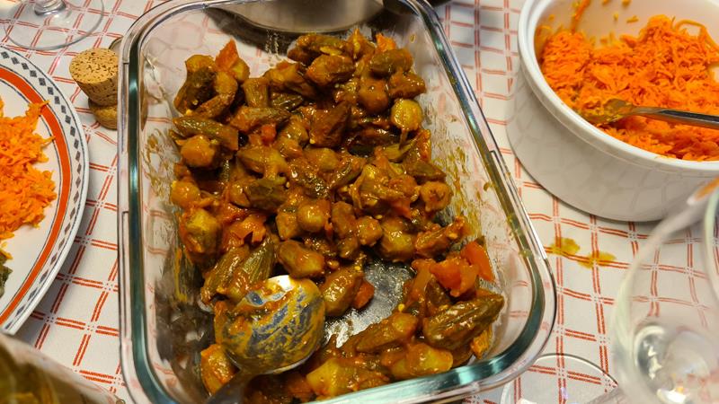 במיה ברוטב עגבנית, הגרסה הפקיסטנית