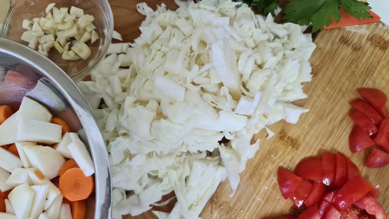 מרק כרוב לבן וגזר בריא וטעים