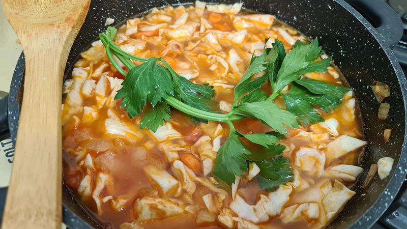 מרק כרוב לבן וגזר בריא וטעים