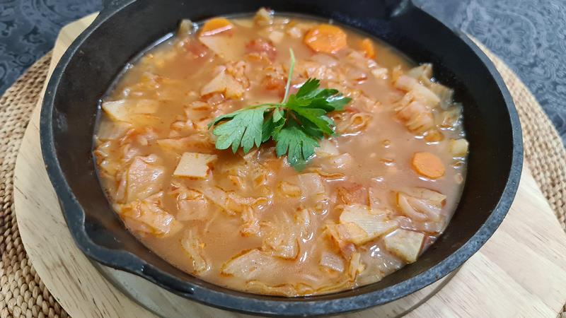 מרק כרוב לבן וגזר בריא וטעים