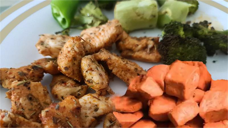 חזה עוף חריף עם בטטה מתוקה וברוקולי - ארוחת win-win