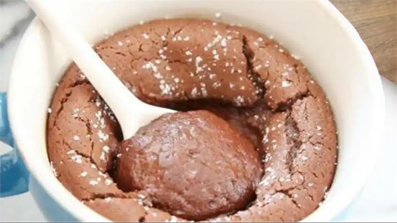 עוגת לבה במאג שמכינים בקלי קלות, עוגת מאג לבה חמה ב-5 דקות