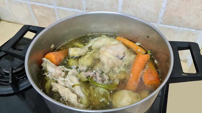 מרק עוף אמיתי צח ליום גשום