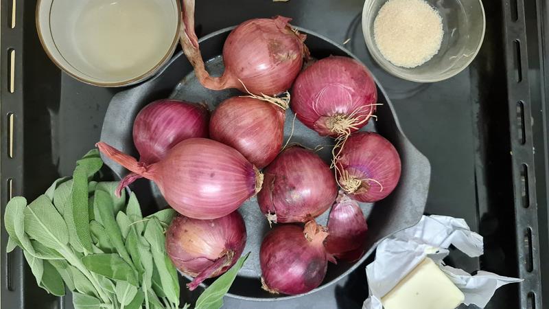 טארט טאטן בצלים סגולים מקורמלים בתנור