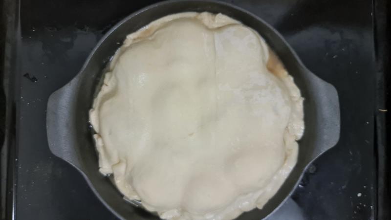 טארט טאטן בצלים סגולים מקורמלים בתנור