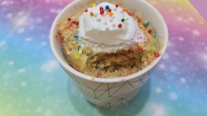 עוגת מאג ליום הולדת, עוגת יום הולדת בספל, עוגת קונפטי במאג בפחות מ-5 דקות