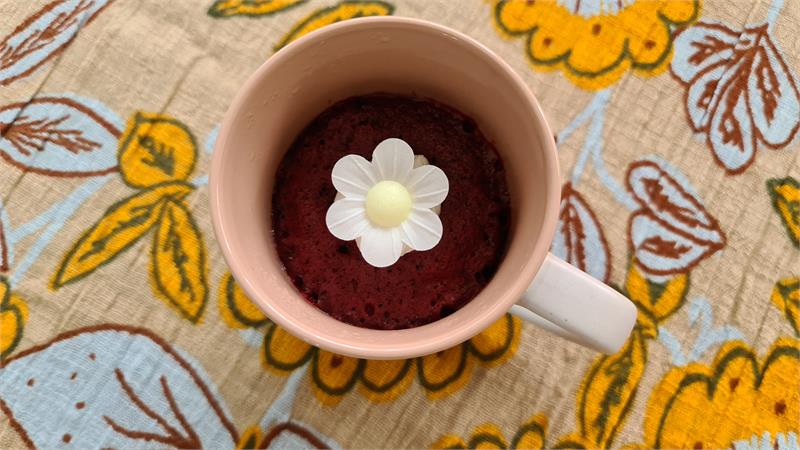 עוגת מאג קטיפה אדומה בפחות מ-5 דקות, עוגת קטיפה אדומה במאג נהדרת