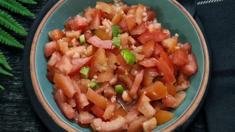 סלט עגבניות שום ופלפל ירוק חריף וטעים