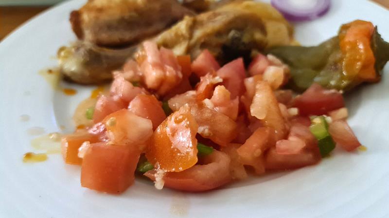 סלט עגבניות שום ופלפל ירוק חריף וטעים