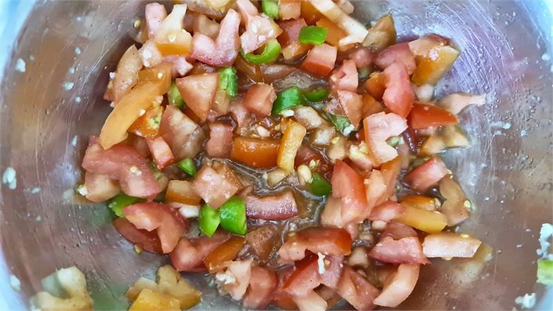 סלט עגבניות שום ופלפל ירוק חריף וטעים