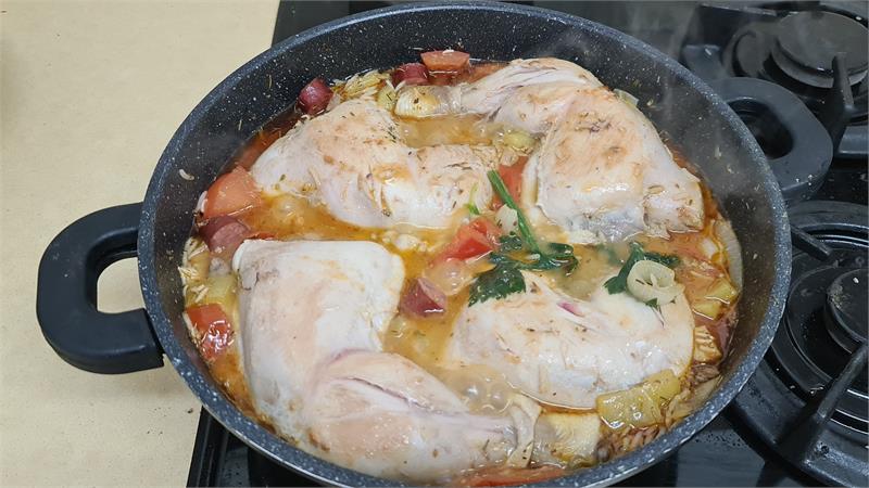 ג'מבליה אדומה הארוחה הכי טעימה עם עוף אורז וירקות לשניים