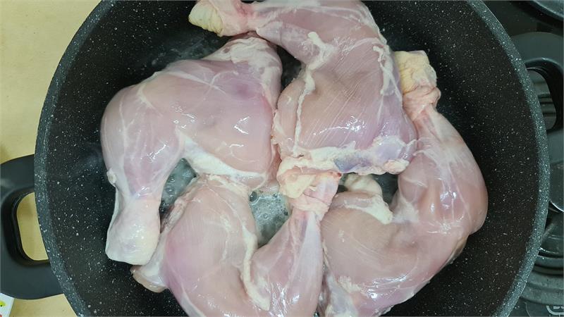 ג'מבליה אדומה הארוחה הכי טעימה עם עוף אורז וירקות לשניים